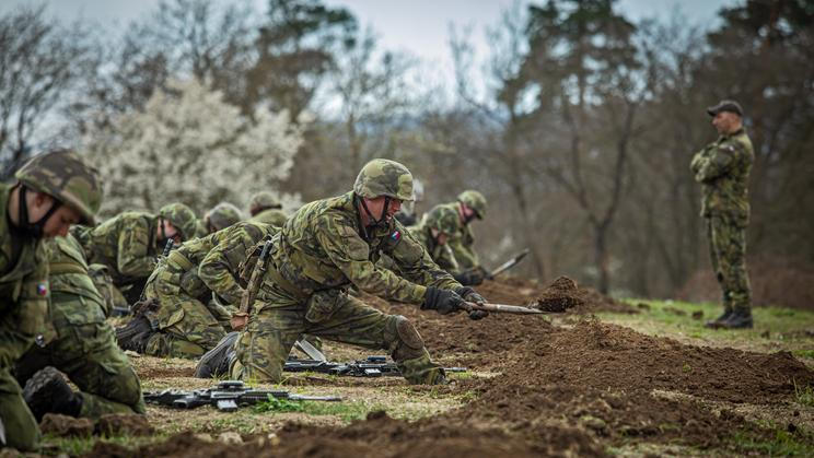 Výcvik rekrutů armády ČR ve Vyškově, téma Víkendu HN
