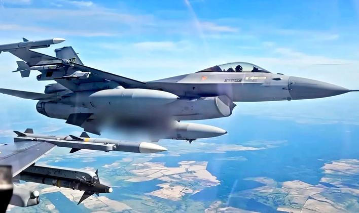 Zatímco pěchota bojuje s dědictvím minulosti, nebe nad Kyjevem střeží technologie budoucnosti. Podle informací webového portálu Intelligence Online vznikla v nejpřísnějším utajení mezinárodní jednotka pilotů stíhaček F-16. Snímek je ilustrační.