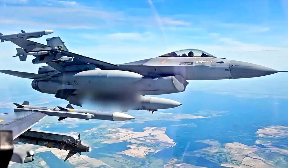 Zatímco pěchota bojuje s dědictvím minulosti, nebe nad Kyjevem střeží technologie budoucnosti. Podle informací webového portálu Intelligence Online vznikla v nejpřísnějším utajení mezinárodní jednotka pilotů stíhaček F-16. Snímek je ilustrační.