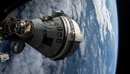 Kosmická loď Starliner od Boeingu, která dopravila astronauty Butche Wilmora a Suni Williamsovou na Mezinárodní vesmírnou stanici.