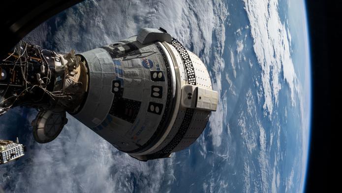 Kosmická loď Starliner od Boeingu, která dopravila astronauty Butche Wilmora a Suni Williamsovou na Mezinárodní vesmírnou stanici.