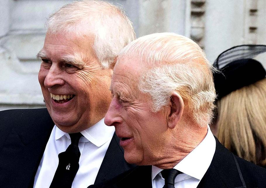 Britský král Karel III. se svým bratrem Adrewem
