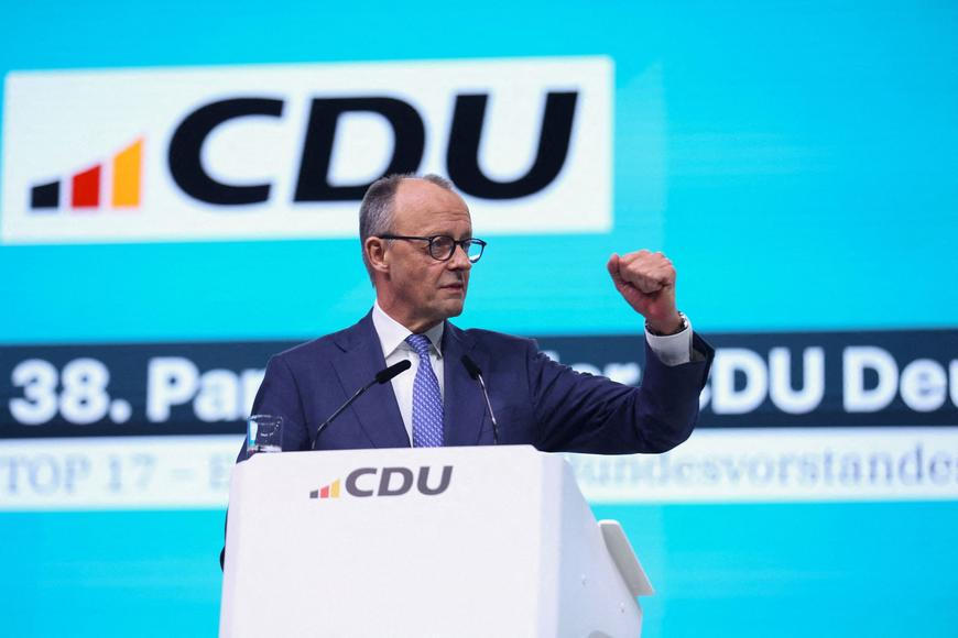 Německá CDU opět zvolila předsedou kancléře Merze, Merkelová sklidila aplaus