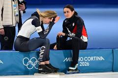 Nikola Zdráhalová s Martinou Sáblíkovou po závodě na 1500 m na ZOH 2026