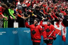 Connor McDavid a Nick Suzuki po postupu do olympijského finále