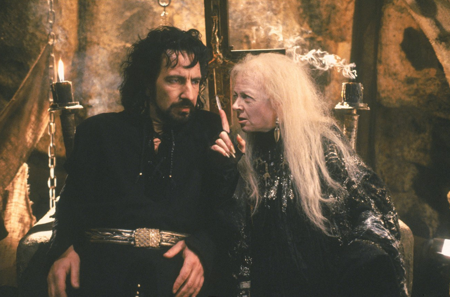 Geraldine McEwanová a Alan Rickman v roli zakomplexovaného šerifa z Nottinghamu ve snímku Robin Hood: Král zbojníků (1991).