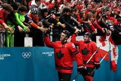 Connor McDavid a Nick Suzuki po postupu do olympijského finále