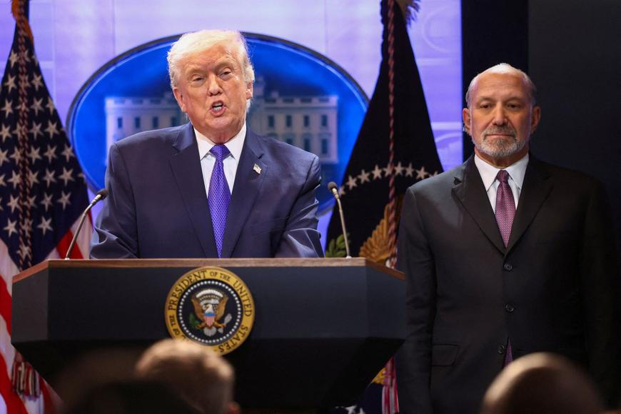 Nejvyšší soud zrušil Trumpova cla, ten hned zavedl nové. Platit má od úterý