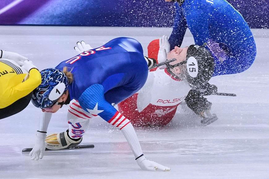 Horor na ledové ploše. Ostří soupeřky rychlobruslařku srazilo k zemi, na ledě byla krev