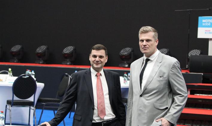 Předseda Motoristů sobě Petr Macinka a europoslanec Filip Turek na kongresu strany v Praze.