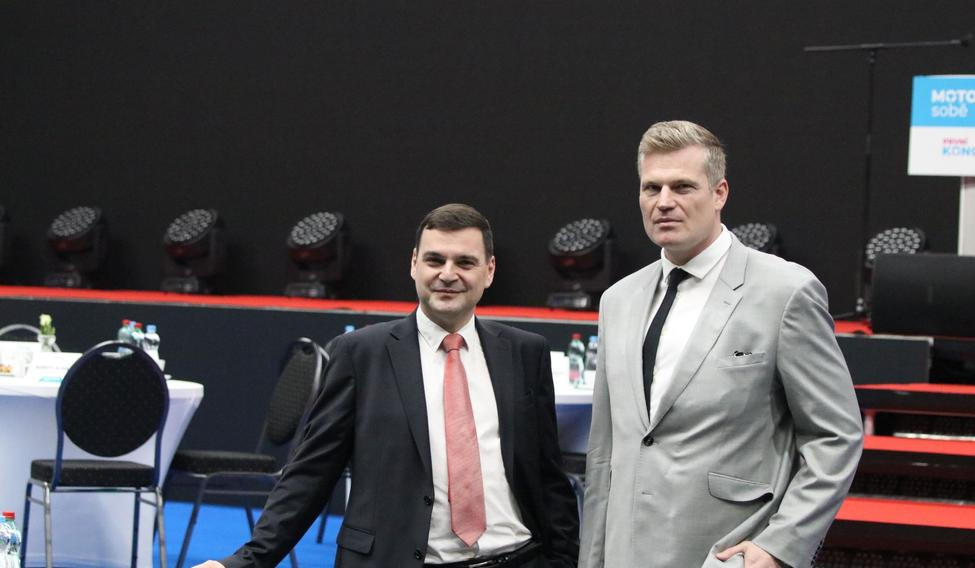 Předseda Motoristů sobě Petr Macinka a europoslanec Filip Turek na kongresu strany v Praze.