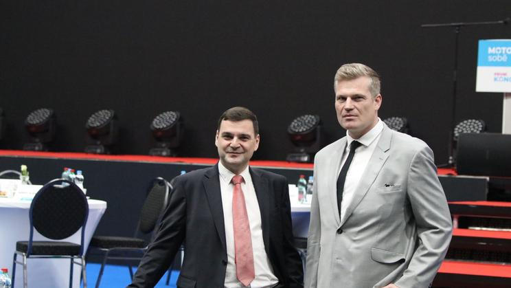 Předseda Motoristů sobě Petr Macinka a europoslanec Filip Turek na kongresu strany v Praze.