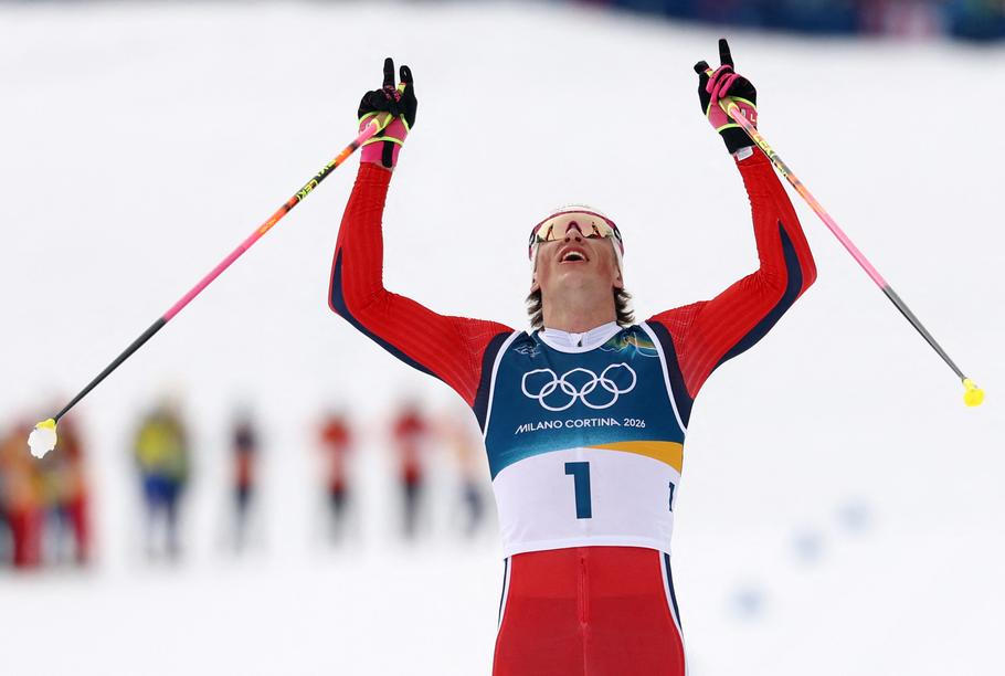 Johannes Hösflot Klaebo slaví triumf v běhu na 50 km klasicky na ZOH 2026