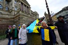 Pochod Zmizelé vlajky, během něhož účastníci nesli velkou ukrajinskou vlajku od Národního muzea na Staroměstské náměstí na shromáždění na podporu Ukrajiny u příležitostí čtvrtého výročí jejího napadení Ruskem (21. února 2026, Praha).