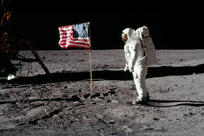 Po Měsíci přišel tvrdý pád. Neznámé i opomíjené příběhy dvanácti slavných astronautů