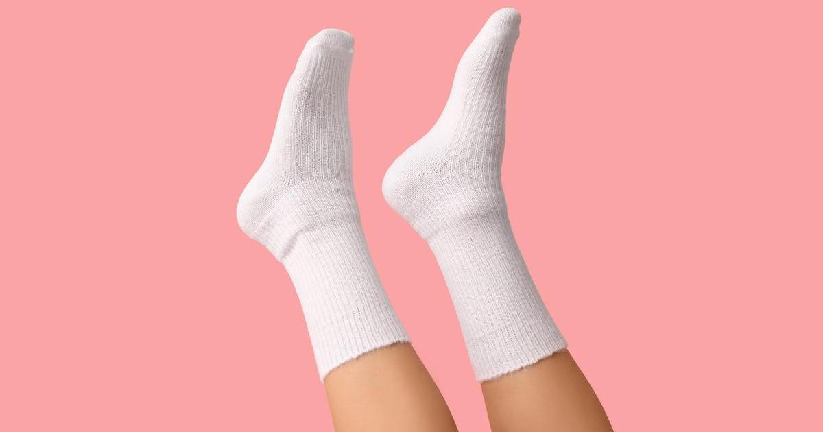 Jedním z nejúčinnějších způsobů, jak vyhlásit válku odolným skvrnám a vrátit zašlým ponožkám jejich původní bělost, je využití dynamického dua v podobě peroxidu vodíku a jedlé sody.