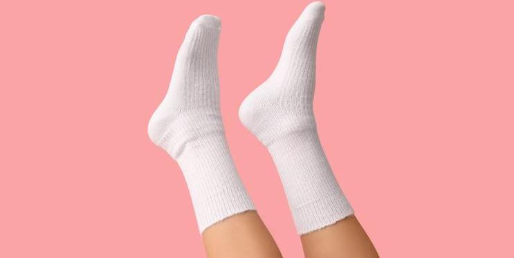 Jedním z nejúčinnějších způsobů, jak vyhlásit válku odolným skvrnám a vrátit zašlým ponožkám jejich původní bělost, je využití dynamického dua v podobě peroxidu vodíku a jedlé sody.