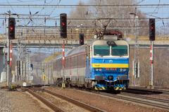 Gorily byly vůbec první stroje, které u nás v pravidelném provozu jezdily 160 km/h už od druhé poloviny 90. let. Tímto tempem prolétá stroj 350.004 dne 27. 3. 2016 stanicí Pečky.