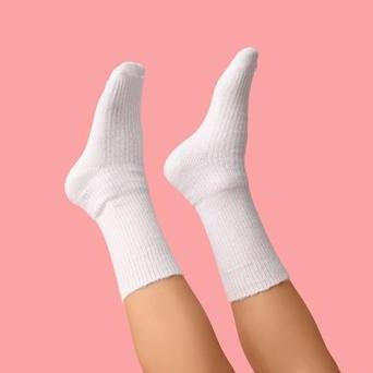 Jedním z nejúčinnějších způsobů, jak vyhlásit válku odolným skvrnám a vrátit zašlým ponožkám jejich původní bělost, je využití dynamického dua v podobě peroxidu vodíku a jedlé sody.