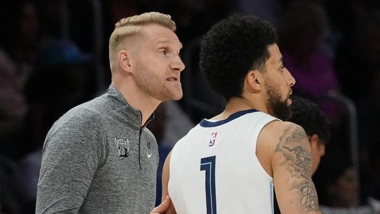 Tuomas Iisalo, hlavní kouč Memphis Grizzlies, uklidňuje Scottyho Pippena juniora.