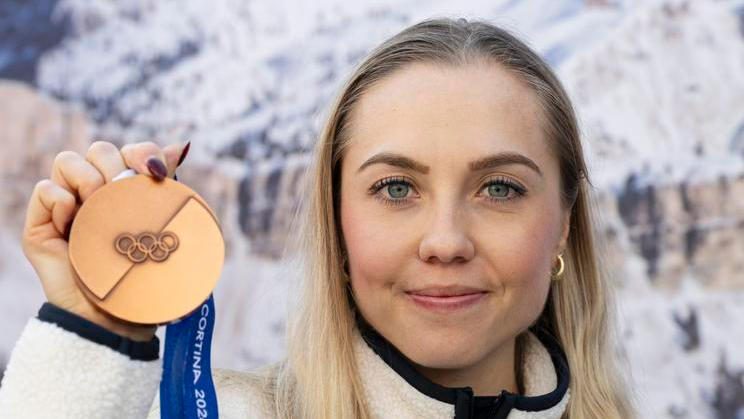 Biatlonistka Tereza Voborníková pózuje pro fotografy s bronzovou medailí, kterou vybojovala v závěrečném závodě s hromadným startem