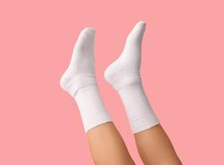 Jedním z nejúčinnějších způsobů, jak vyhlásit válku odolným skvrnám a vrátit zašlým ponožkám jejich původní bělost, je využití dynamického dua v podobě peroxidu vodíku a jedlé sody.