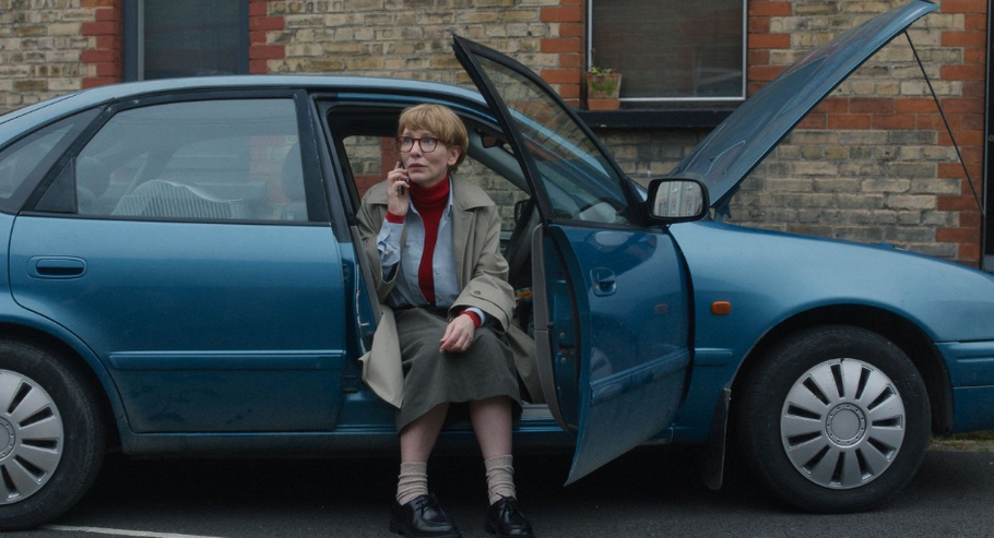 Cate Blanchettová ve snímku Otec Matka Sestra Bratr.