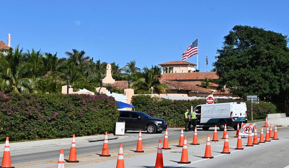Pohled na Mar-a-Lago – hlavní rezidenci prezidenta Donalda Trumpa v Palm Beach na Floridě – během jeho návštěvy, kterou provázela velká bezpečnostní opatření. Ta zahrnovala uzavírky silnic či čluny pobřežní stráže vybavené kulomety.