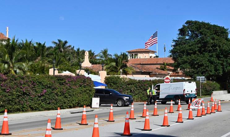 Pohled na Mar-a-Lago – hlavní rezidenci prezidenta Donalda Trumpa v Palm Beach na Floridě – během jeho návštěvy, kterou provázela velká bezpečnostní opatření. Ta zahrnovala uzavírky silnic či čluny pobřežní stráže vybavené kulomety.