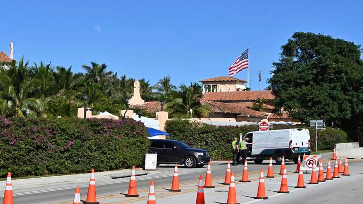 Pohled na Mar-a-Lago – hlavní rezidenci prezidenta Donalda Trumpa v Palm Beach na Floridě – během jeho návštěvy, kterou provázela velká bezpečnostní opatření. Ta zahrnovala uzavírky silnic či čluny pobřežní stráže vybavené kulomety.