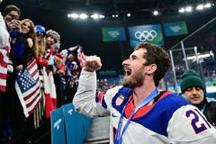 Americký hokejista Dylan Larkin oslavuje milánský olympijský triumf.