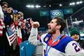 Americký hokejista Dylan Larkin oslavuje milánský olympijský triumf.