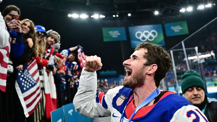 Americký hokejista Dylan Larkin oslavuje milánský olympijský triumf.