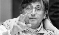 Jiří Menzel se narodil 23. února 1938 v rodině publicisty, spisovatele a dramaturga animovaných filmů Josefa Menzela. Na pražské FAMU studoval v letech 1958 až 1962 u Otakara Vávry v silném ročníku, který je dnes považován za osu československé filmové nové vlny - mimo jiné s Věrou Chytilovou nebo Evaldem Schormem.