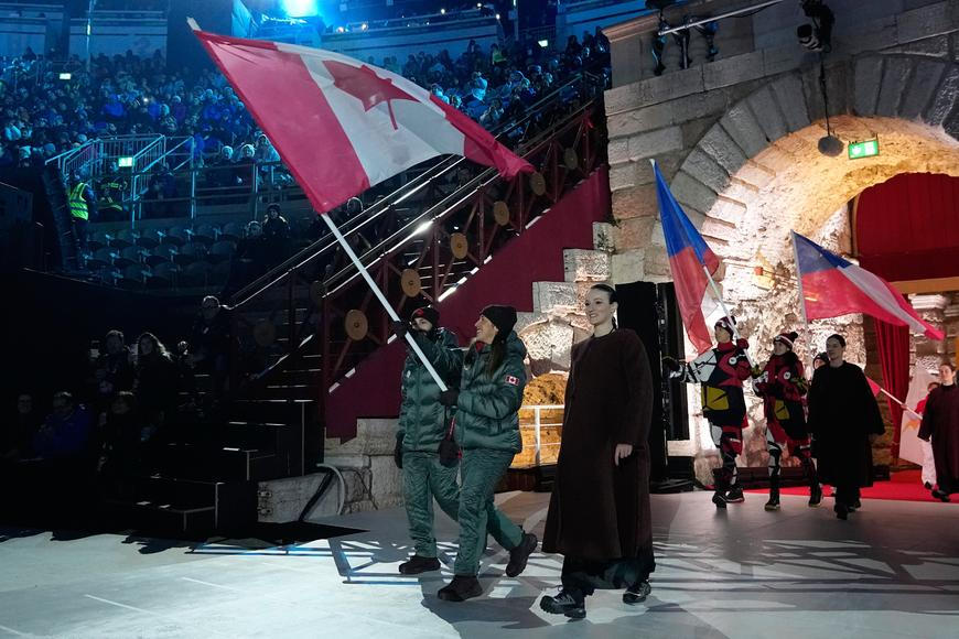 Ve Veroně končí olympijské hry, českou vlajku přinesli rychlobruslaři