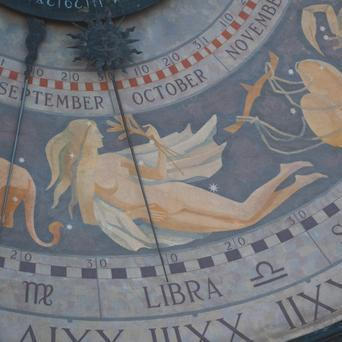 Mnozí si mohou víc než jindy uvědomovat únavu, přetížení nebo nenaplněná očekávání, která se v běžném pracovním tempu snadno přehlížejí. Týden tak může přinést nejen potřebu zpomalit, ale také chuť něco změnit.