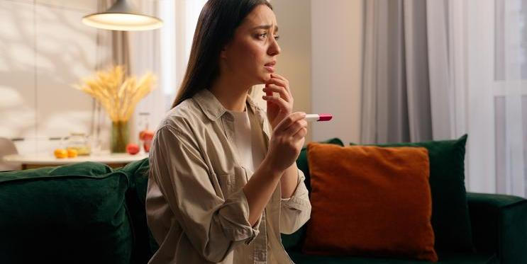 Sterilizace už dávno není jen krajní řešení. Některé ženy ji volí jako spolehlivou a nehormonální ochranu před nechtěným těhotenstvím – často ve chvíli, kdy jiné metody selhávají nebo nejsou možné ze zdravotních důvodů. Jak zákrok probíhá, kolik stojí a proč se pro něj rozhodují i mladší ženy?