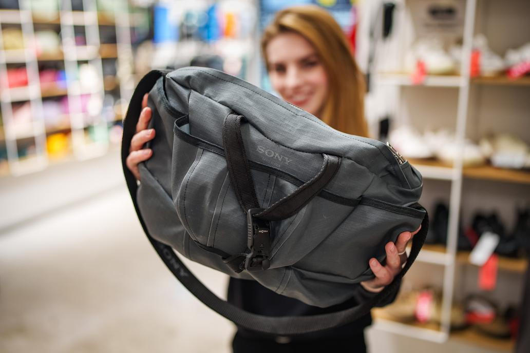 Sony posouvá propojení technologie a módy na novou úroveň. Společně s návrhářem Davidem Altnerem představila limitovanou sadu designových tašek při příležitosti představení sluchátek Sony WH-1000XM6 v nové pískově růžové barvě