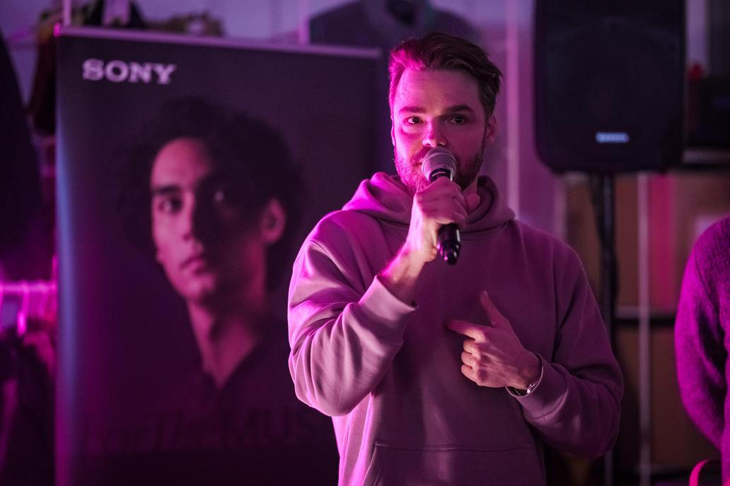 Sony posouvá propojení technologie a módy na novou úroveň. Společně s návrhářem Davidem Altnerem představila limitovanou sadu designových tašek při příležitosti představení sluchátek Sony WH-1000XM6 v nové pískově růžové barvě