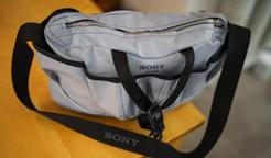 Sony posouvá propojení technologie a módy na novou úroveň. Společně s návrhářem Davidem Altnerem představila limitovanou sadu designových tašek při příležitosti představení sluchátek Sony WH-1000XM6 v nové pískově růžové barvě