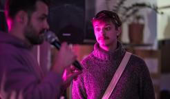 Sony posouvá propojení technologie a módy na novou úroveň. Společně s návrhářem Davidem Altnerem představila limitovanou sadu designových tašek při příležitosti představení sluchátek Sony WH-1000XM6 v nové pískově růžové barvě