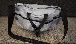 Sony posouvá propojení technologie a módy na novou úroveň. Společně s návrhářem Davidem Altnerem představila limitovanou sadu designových tašek při příležitosti představení sluchátek Sony WH-1000XM6 v nové pískově růžové barvě