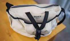 Sony posouvá propojení technologie a módy na novou úroveň. Společně s návrhářem Davidem Altnerem představila limitovanou sadu designových tašek při příležitosti představení sluchátek Sony WH-1000XM6 v nové pískově růžové barvě