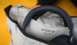 Sony posouvá propojení technologie a módy na novou úroveň. Společně s návrhářem Davidem Altnerem představila limitovanou sadu designových tašek při příležitosti představení sluchátek Sony WH-1000XM6 v nové pískově růžové barvě
