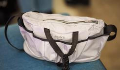 Sony posouvá propojení technologie a módy na novou úroveň. Společně s návrhářem Davidem Altnerem představila limitovanou sadu designových tašek při příležitosti představení sluchátek Sony WH-1000XM6 v nové pískově růžové barvě