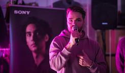 Sony posouvá propojení technologie a módy na novou úroveň. Společně s návrhářem Davidem Altnerem představila limitovanou sadu designových tašek při příležitosti představení sluchátek Sony WH-1000XM6 v nové pískově růžové barvě