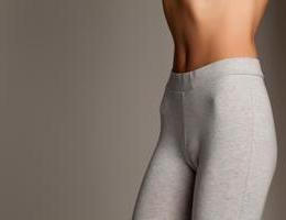 Přiléhavé legíny nebo kalhoty mohou v oblasti rozkroku někdy odhalit víc, než bychom si přály. Efekt známý jako camel toe vzniká nejčastěji kvůli nevhodnému střihu, tenkému materiálu nebo špatně zvolené velikosti – a dokáže narušit i jinak dokonale sladěný outfit.