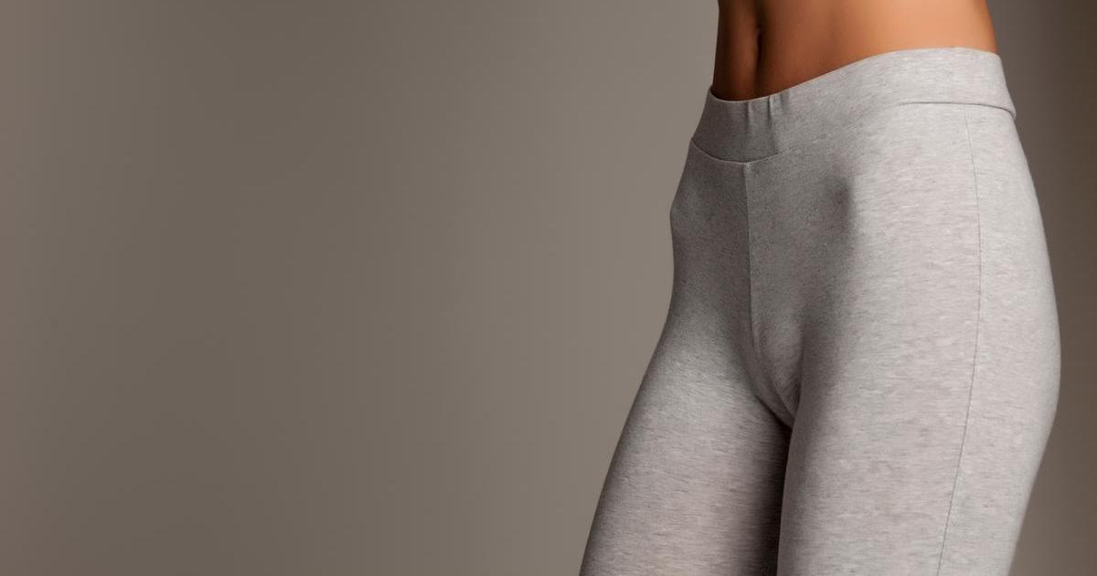 Přiléhavé legíny nebo kalhoty mohou v oblasti rozkroku někdy odhalit víc, než bychom si přály. Efekt známý jako camel toe vzniká nejčastěji kvůli nevhodnému střihu, tenkému materiálu nebo špatně zvolené velikosti – a dokáže narušit i jinak dokonale sladěný outfit.