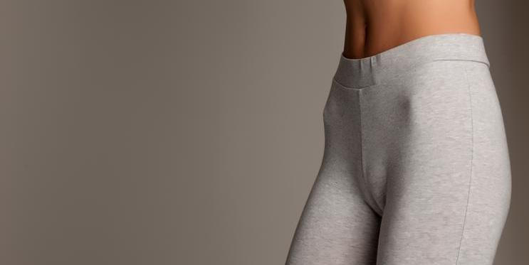 Přiléhavé legíny nebo kalhoty mohou v oblasti rozkroku někdy odhalit víc, než bychom si přály. Efekt známý jako camel toe vzniká nejčastěji kvůli nevhodnému střihu, tenkému materiálu nebo špatně zvolené velikosti – a dokáže narušit i jinak dokonale sladěný outfit.