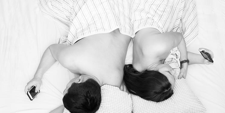 Pokles chuti na sex může souviset se stresem, únavou i hormonální nerovnováhou. Sexuolog vysvětluje, proč ženské libido kolísá a co mu může pomoci zpět do rovnováhy.